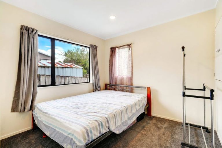 Photo of property in 2/28 Pahi Place, West Harbour, Auckland, 0618