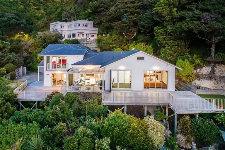 Photo of property in 22 Kowhai Street, Eastbourne, Lower Hutt, 5013