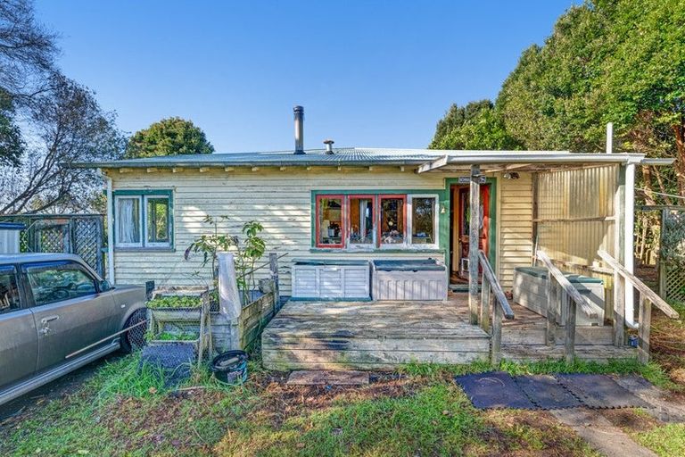 Photo of property in 2640 South Head Road, South Head, Helensville, 0874