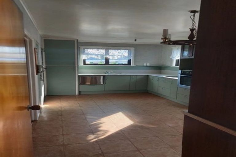 Photo of property in 72 Sylvan Crescent, Te Atatu South, Auckland, 0610