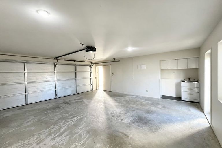 Photo of property in 16 Lakeridge Close, Northcross, Auckland, 0632