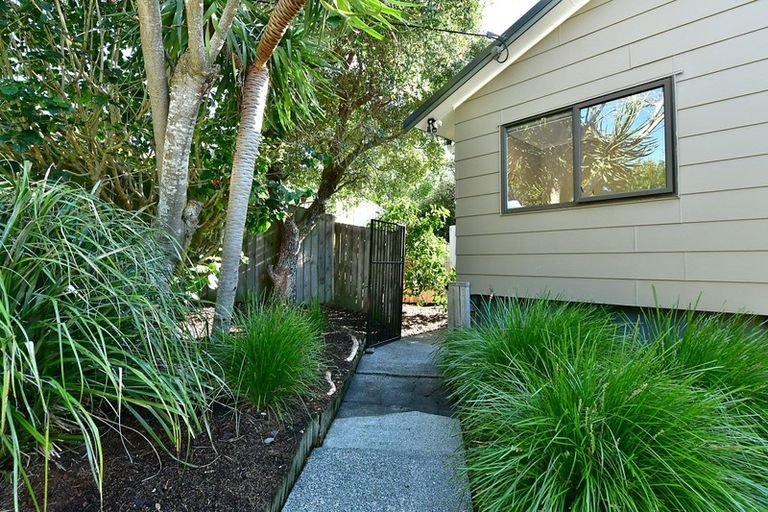 Photo of property in 30b Elliston Crescent, Stanmore Bay, Whangaparaoa, 0932