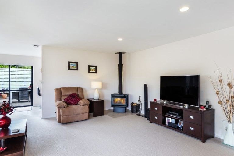 Photo of property in 35 Kinder Street, Acacia Bay, Taupo, 3330