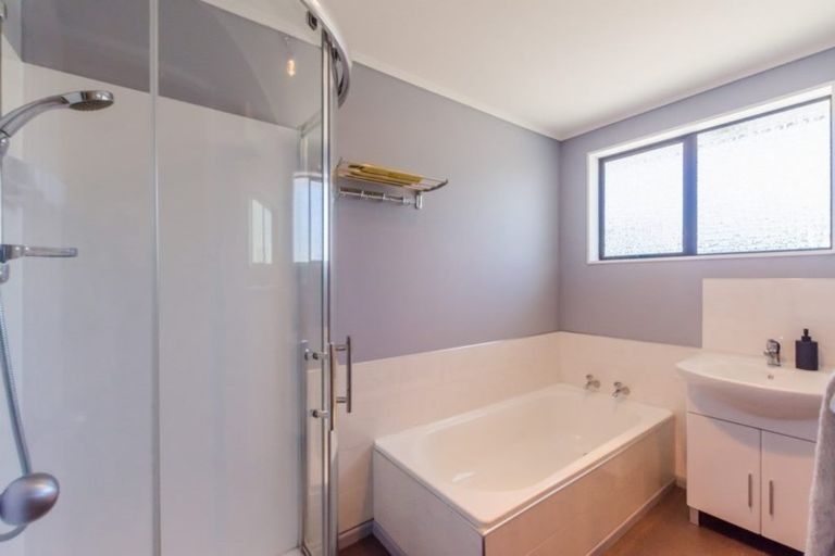 Photo of property in 34 Greenaway Road, Waikanae, 5036