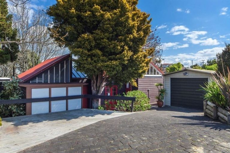 Photo of property in 132 Carlisle Road, Northcross, Auckland, 0632