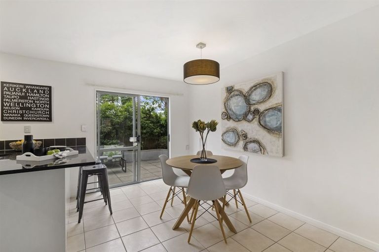 Photo of property in 27 Aorangi Place, Birkenhead, Auckland, 0626