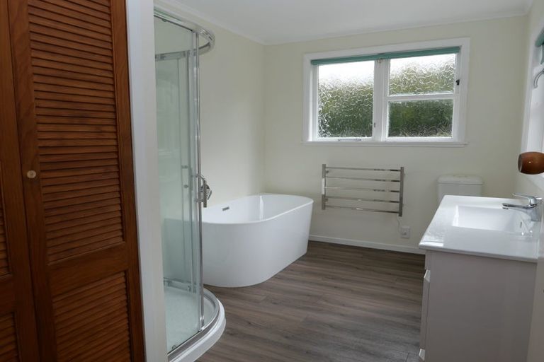 Photo of property in 16 Kotare Street, Waikanae, 5036