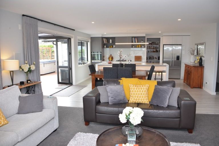 Photo of property in 2 Olive Close, Omokoroa, 3114