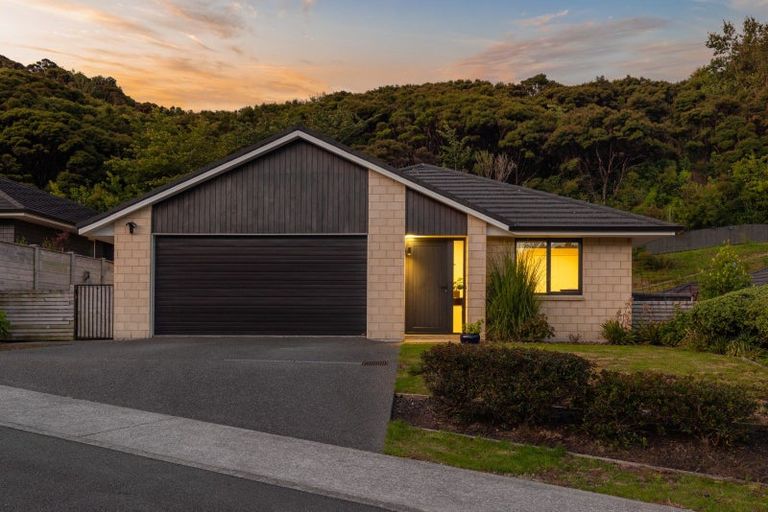 Photo of property in 28 Mooring Close, Whitby, Porirua, 5024