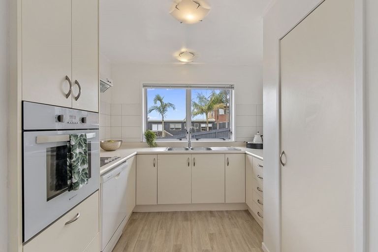 Photo of property in 1/41 Shanaway Rise, Hillcrest, Auckland, 0627
