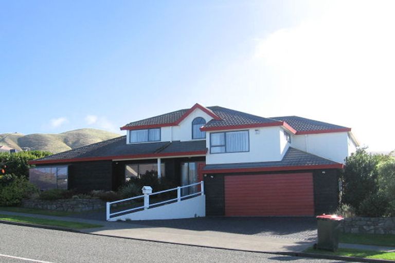 Photo of property in 122 Westchester Drive, Churton Park, Wellington, 6037
