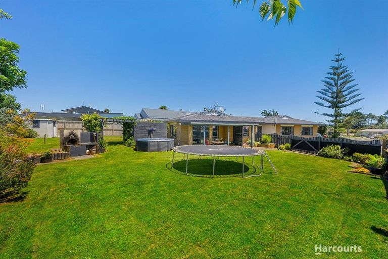 Photo of property in 3 Harbour Crest Drive, Waiuku, 2123