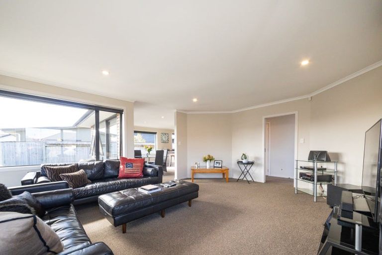 Photo of property in 16 Lorenzo Place, Kelvin Grove, Palmerston North, 4414