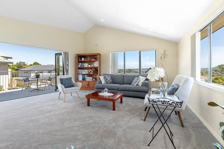 Photo of property in 2/230 East Coast Road, Forrest Hill, Auckland, 0620