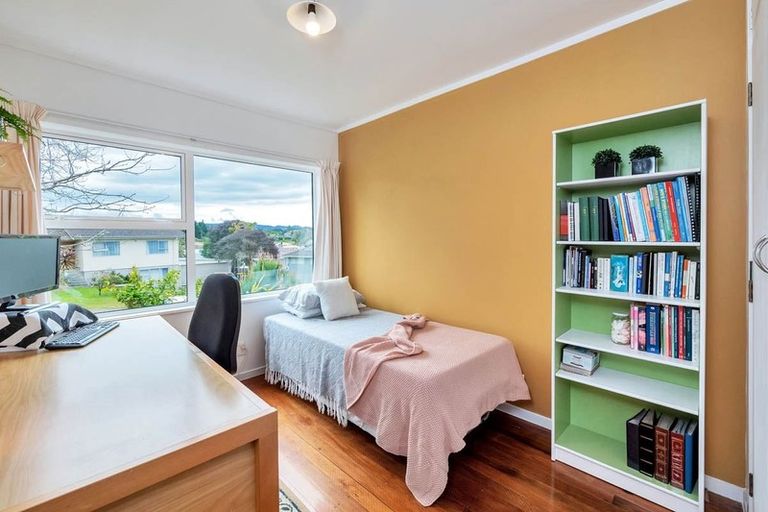 Photo of property in 4 Seabar Place, Glen Eden, Auckland, 0602