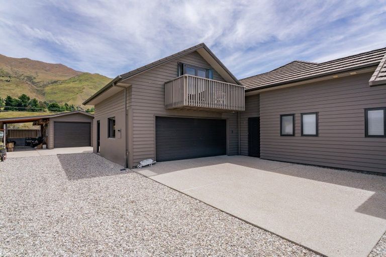 Photo of property in 48 Kelliher Drive, Wanaka, 9305