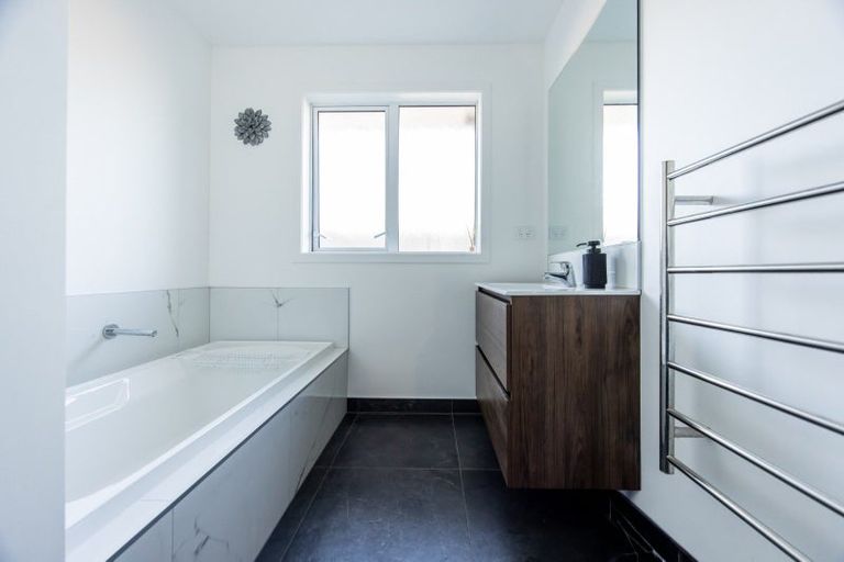Photo of property in 47 Atlantic Drive, Fitzherbert, Palmerston North, 4410