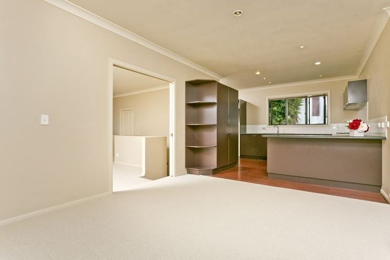 Photo of property in 22 Greenleaf Way, Northcross, Auckland, 0630