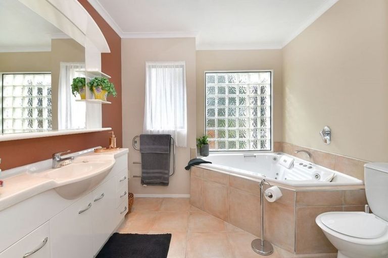 Photo of property in 32 D'oyly Drive, Stanmore Bay, Whangaparaoa, 0932