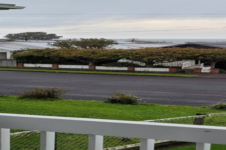 Photo of property in 8 Kitchener Terrace, Moturoa, New Plymouth, 4310