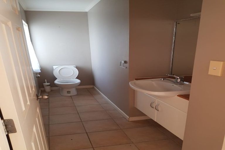 Photo of property in 3 Taroka Close, Pinehill, Auckland, 0632