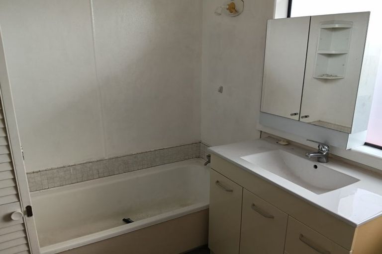 Photo of property in 8 Coletta Lane, Te Atatu South, Auckland, 0610