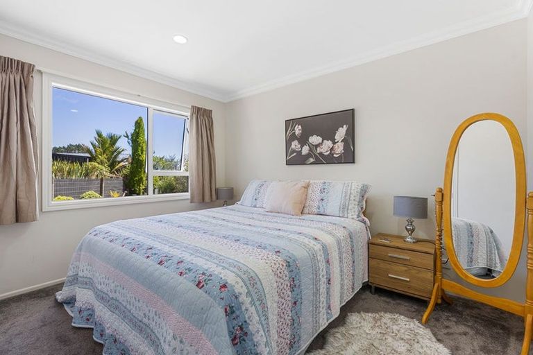 Photo of property in 7a Caledonia Place, Highlands Park, New Plymouth, 4312