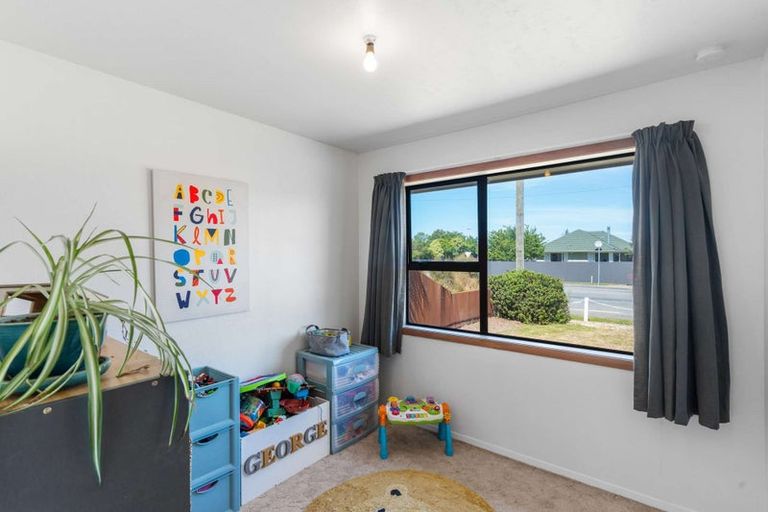 Photo of property in 22 Woodend Road, Woodend, 7610