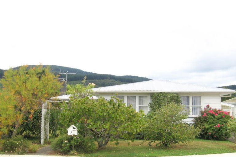 Photo of property in 3 Tiwakawaka Grove, Heretaunga, Upper Hutt, 5018