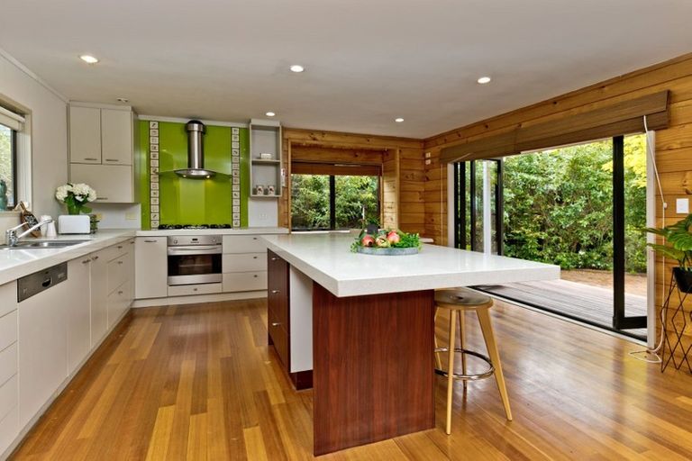 Photo of property in 6 Tasman Avenue, Henderson Valley, Auckland, 0614