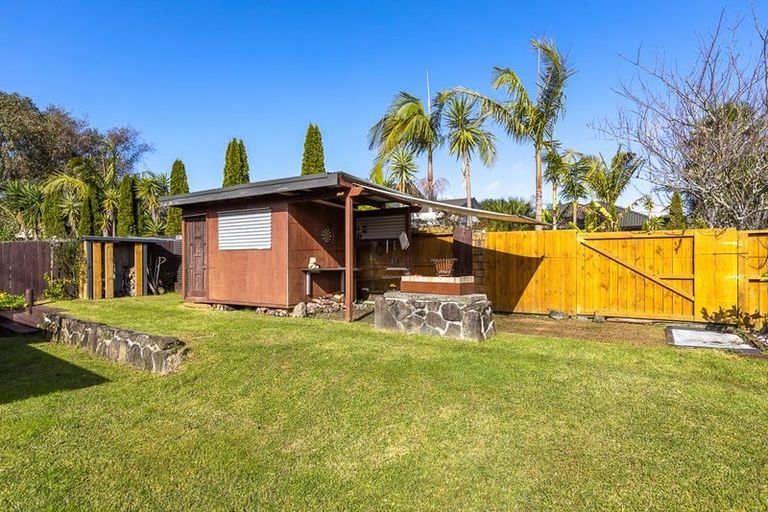 Photo of property in 6 Caffreys Avenue, Massey, Auckland, 0614