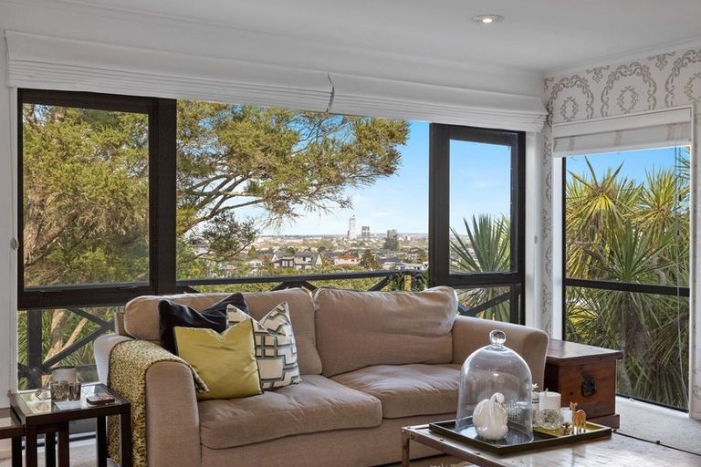 Photo of property in 1/2 Parr Terrace, Castor Bay, Auckland, 0620