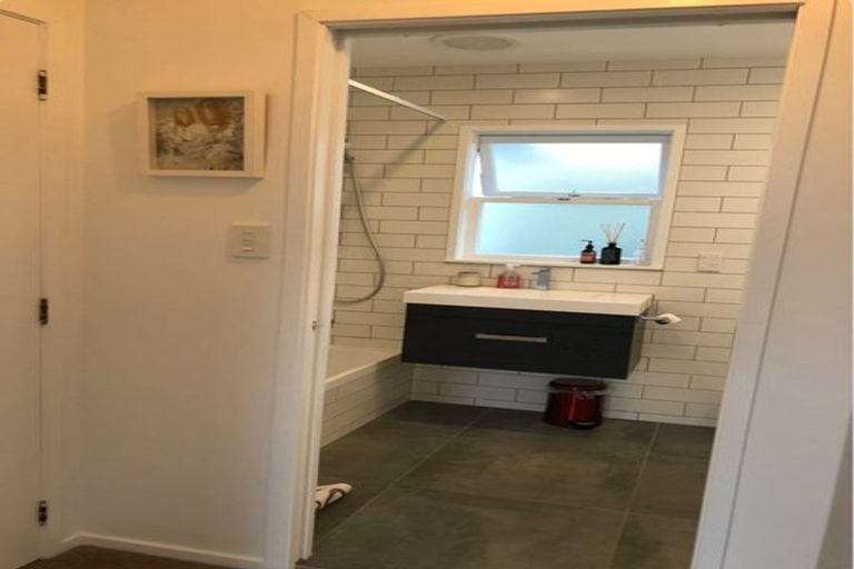 Photo of property in 2/18 Westwell Road, Belmont, Auckland, 0622