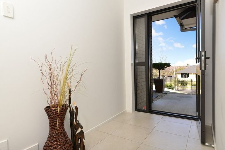 Photo of property in 56 Farnborough Drive, Grandview Heights, Hamilton, 3200