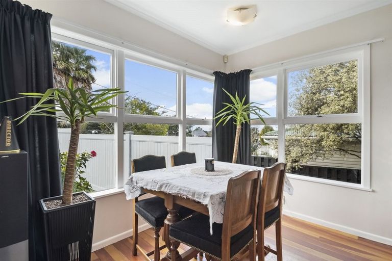 Photo of property in 1/982 East Coast Road, Northcross, Auckland, 0632