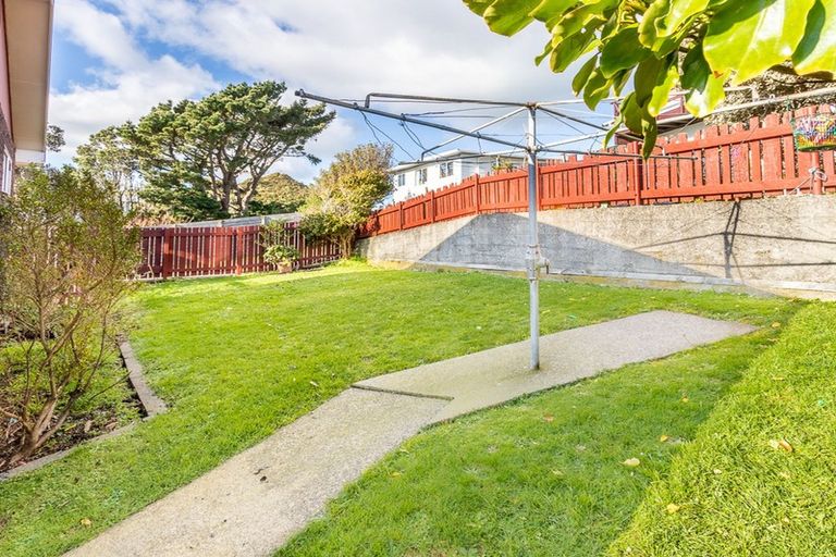 Photo of property in 37 Edgecombe Street, Newlands, Wellington, 6037