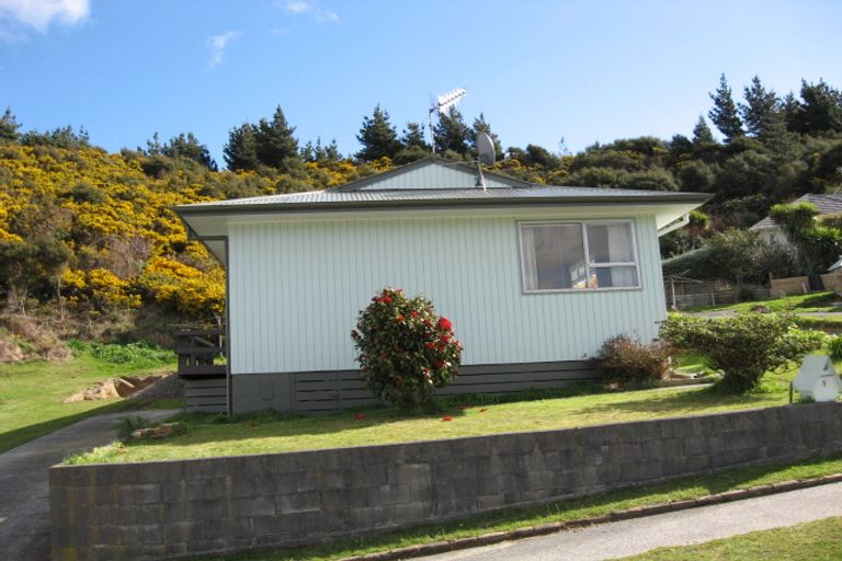 Photo of property in 15 Newburn Grove, Wainuiomata, Lower Hutt, 5014