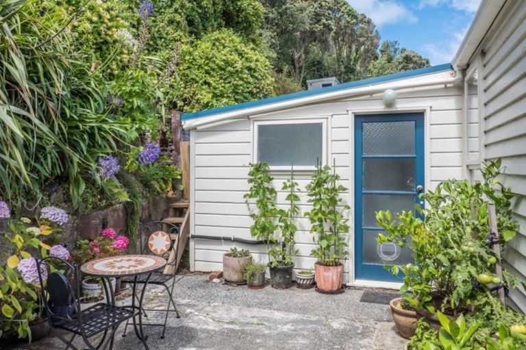 Photo of property in 190 The Esplanade, Island Bay, Wellington, 6023