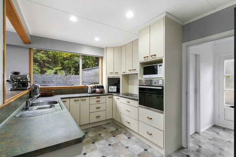 Photo of property in 51 Turville Crescent, Newlands, Wellington, 6037