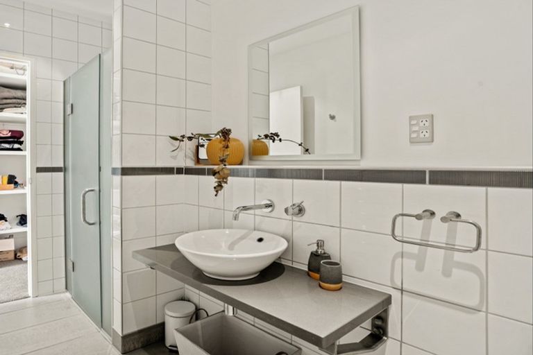 Photo of property in 14 Sunrise Bay Drive, Wanaka, 9305