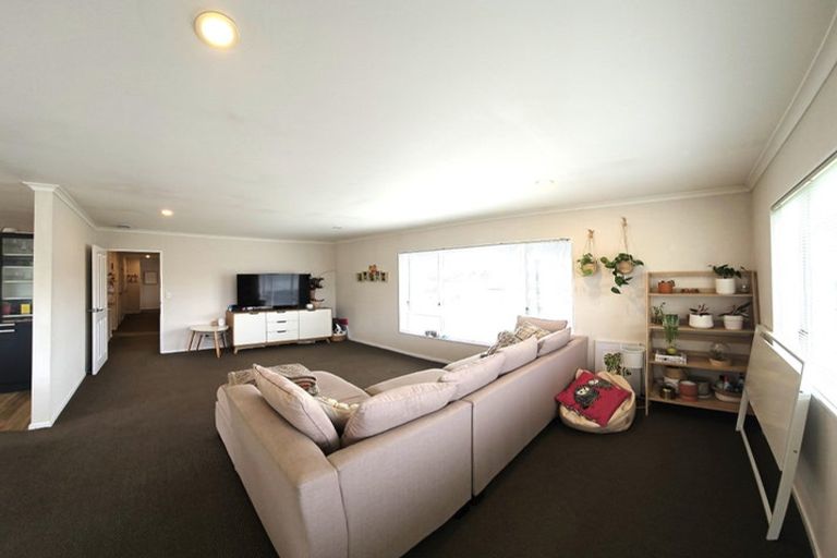 Photo of property in 93a Taylor Terrace, Tawa, Wellington, 5028
