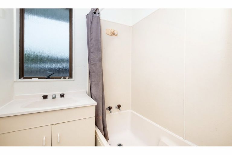 Photo of property in 1/1 Meadowvale Avenue, Forrest Hill, Auckland, 0620