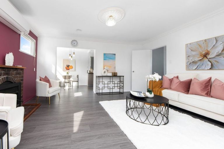 Photo of property in 12 Ashbourne Place, Glendene, Auckland, 0602