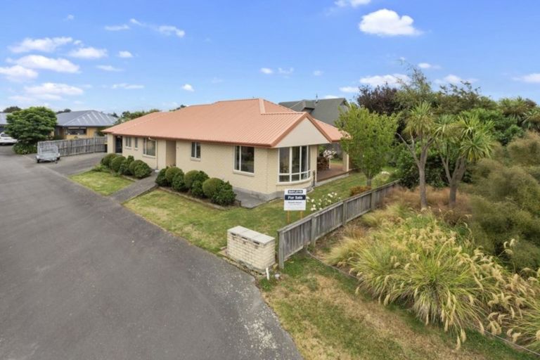 Photo of property in 15 Hawkins Place, Rangiora, 7400