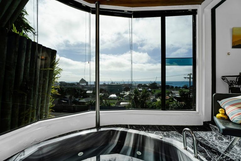 Photo of property in 5 Weston Street, Moturoa, New Plymouth, 4310