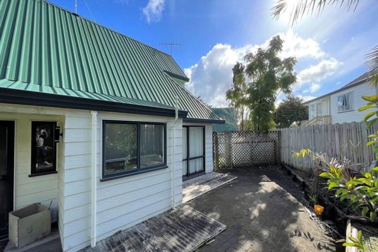 Photo of property in 21 Mallard Place, Unsworth Heights, Auckland, 0632