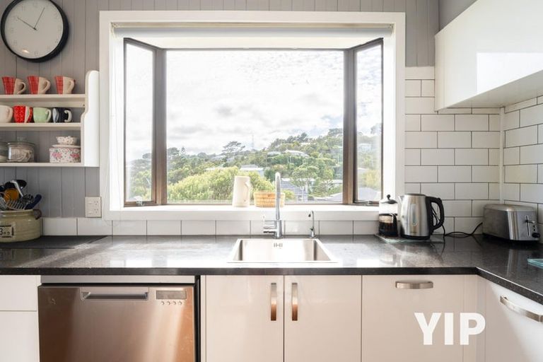 Photo of property in 20 Lyndfield Lane, Newlands, Wellington, 6037