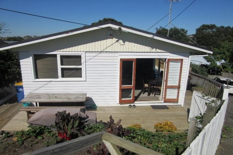 Photo of property in 1/28 Merton Avenue, Glenfield, Auckland, 0627