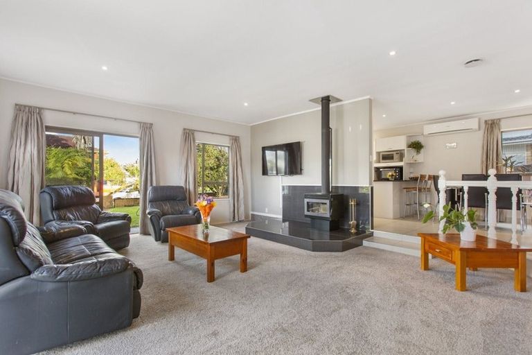 Photo of property in 10 Tanoa Place, Glendene, Auckland, 0602