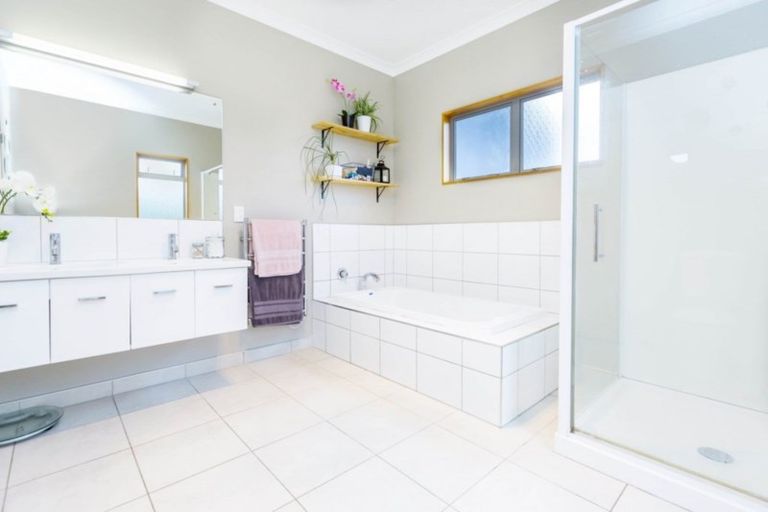 Photo of property in 4 Mount Marua Way, Timberlea, Upper Hutt, 5018